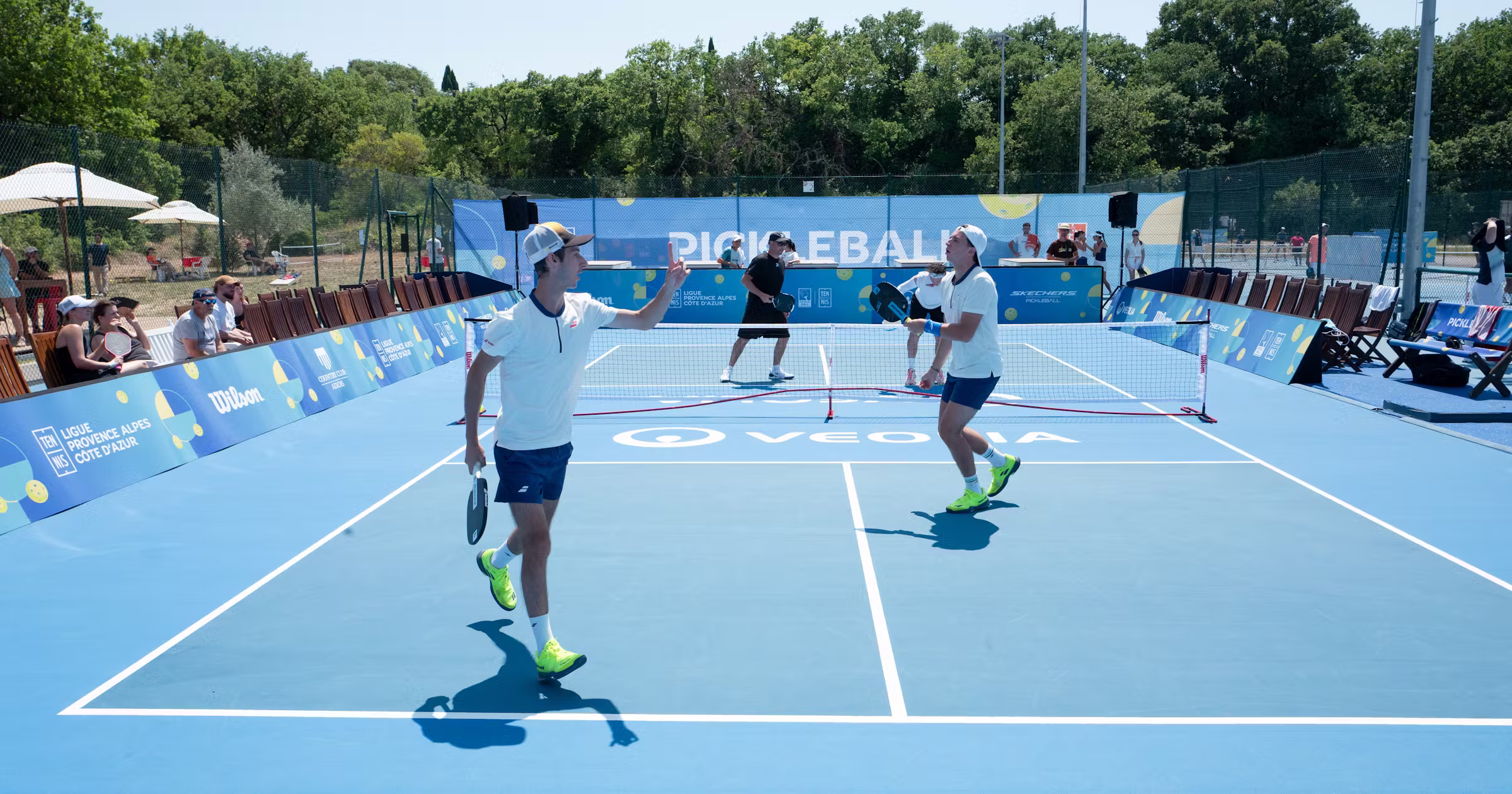 Joueurs de pickleball en action lors d'un tournoi